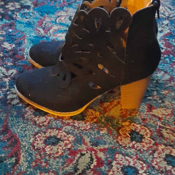 Shoes - Picture 2 of 7